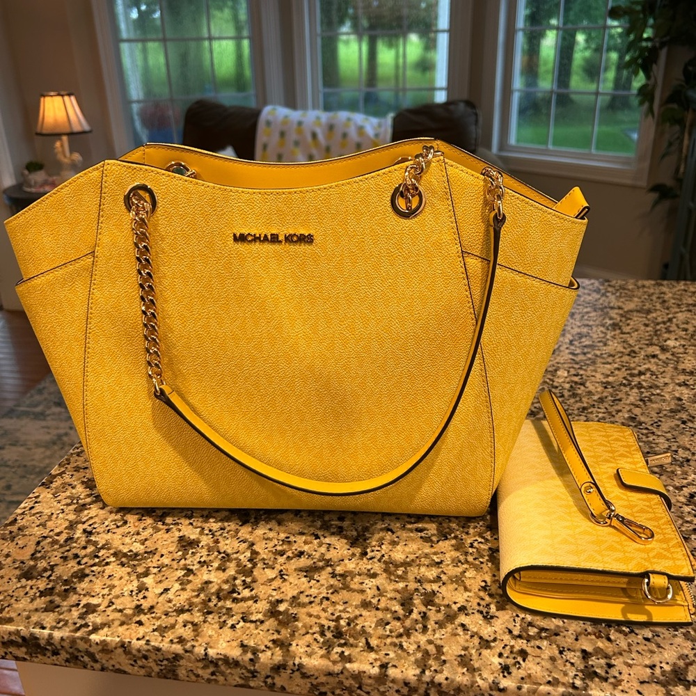 Michael Kors Yellow Shoulder Bag with Structured Design - Picture 4 of 7
